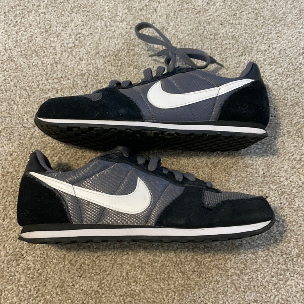 Black retro Nike